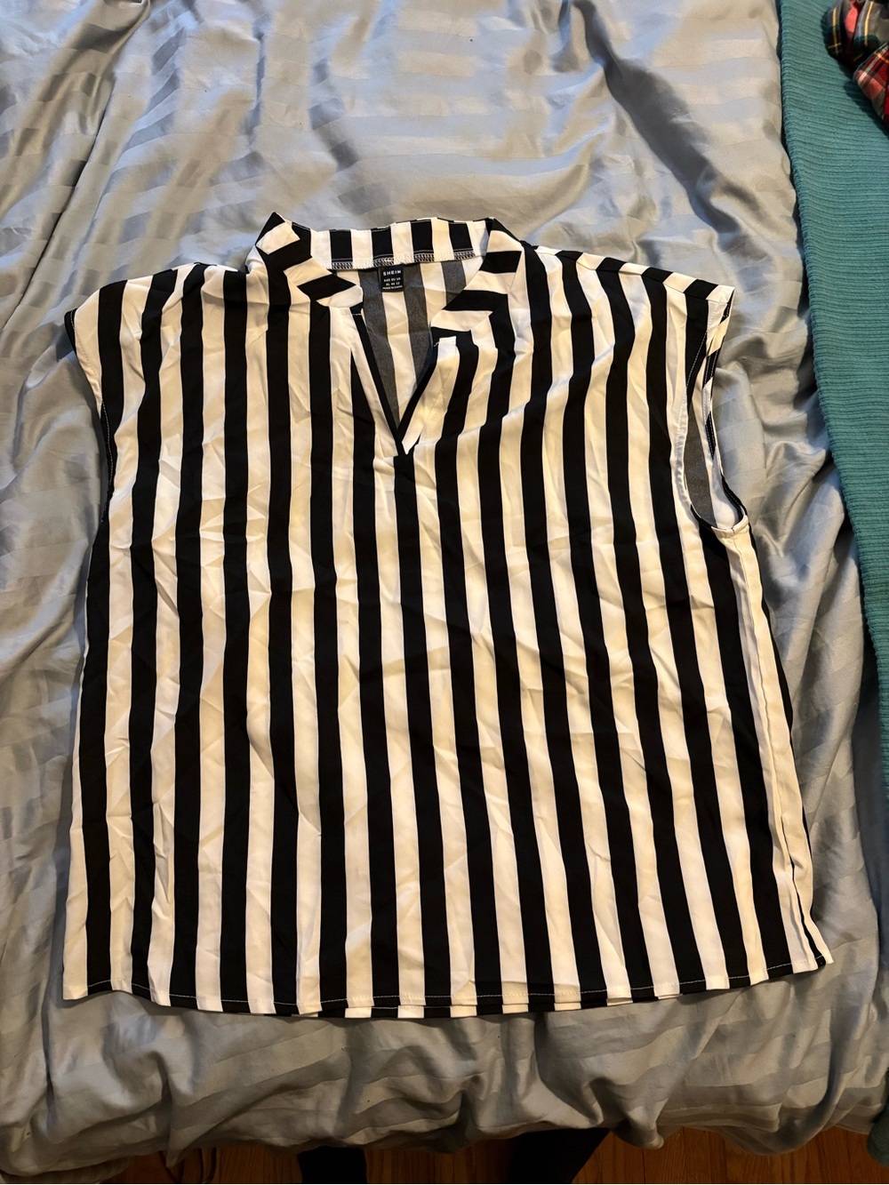 SHEIN black and white striped sleeveless vneck shirt XL silky smooth